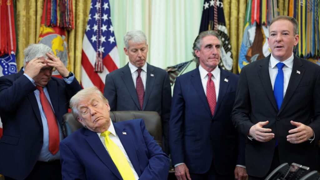 Trump ripreso addormentato nello Studio Ovale durante un discorso sul carbone