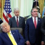 Trump ripreso addormentato nello Studio Ovale durante un discorso sul carbone