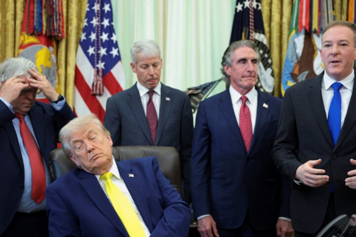 Trump ripreso addormentato nello Studio Ovale durante un discorso sul carbone