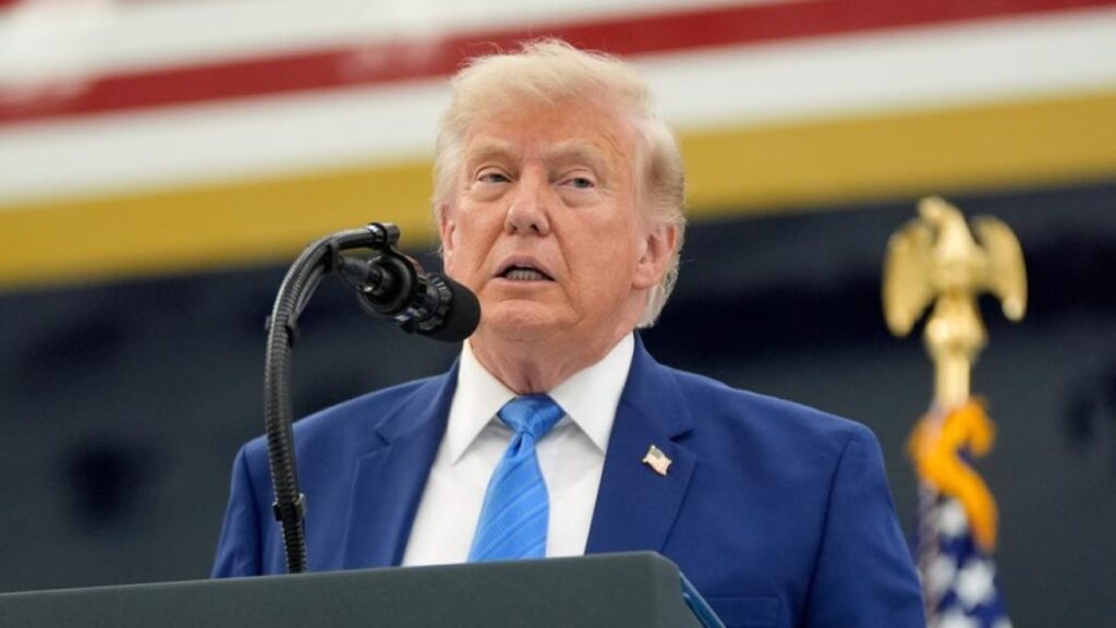 Trump rivendica potere assoluto paragonandosi a figure storiche come Hitler e Stalin