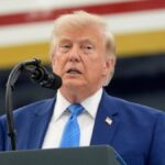 Trump rivendica potere assoluto paragonandosi a figure storiche come Hitler e Stalin