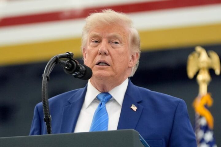 Trump rivendica potere assoluto paragonandosi a figure storiche come Hitler e Stalin