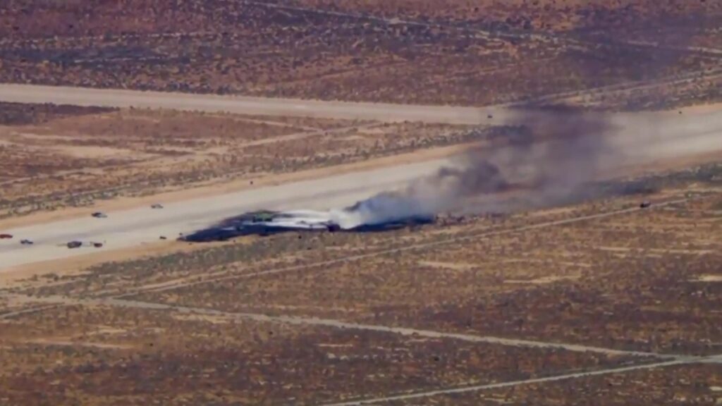 Un bombardiere B-52 precipita poco dopo il decollo dalla base di Edwards in California