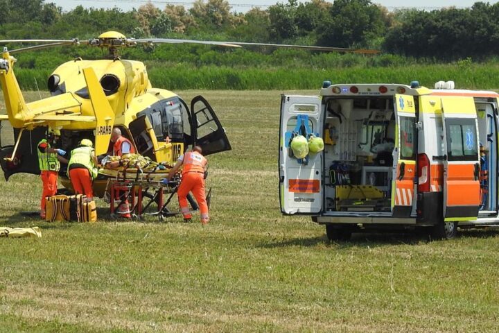 Un elicottero precipita a Solcio di Lesa sul Lago Maggiore, intervento del 118 in corso