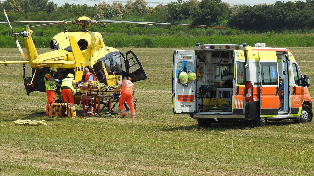 Un elicottero precipita a Solcio di Lesa sul Lago Maggiore, intervento del 118 in corso