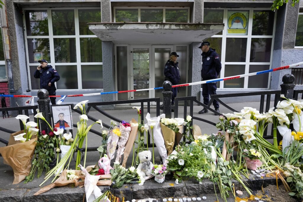 Un tribunale di Belgrado condanna i genitori di Kosta Kecmanović per la strage del 2023 in una scuola