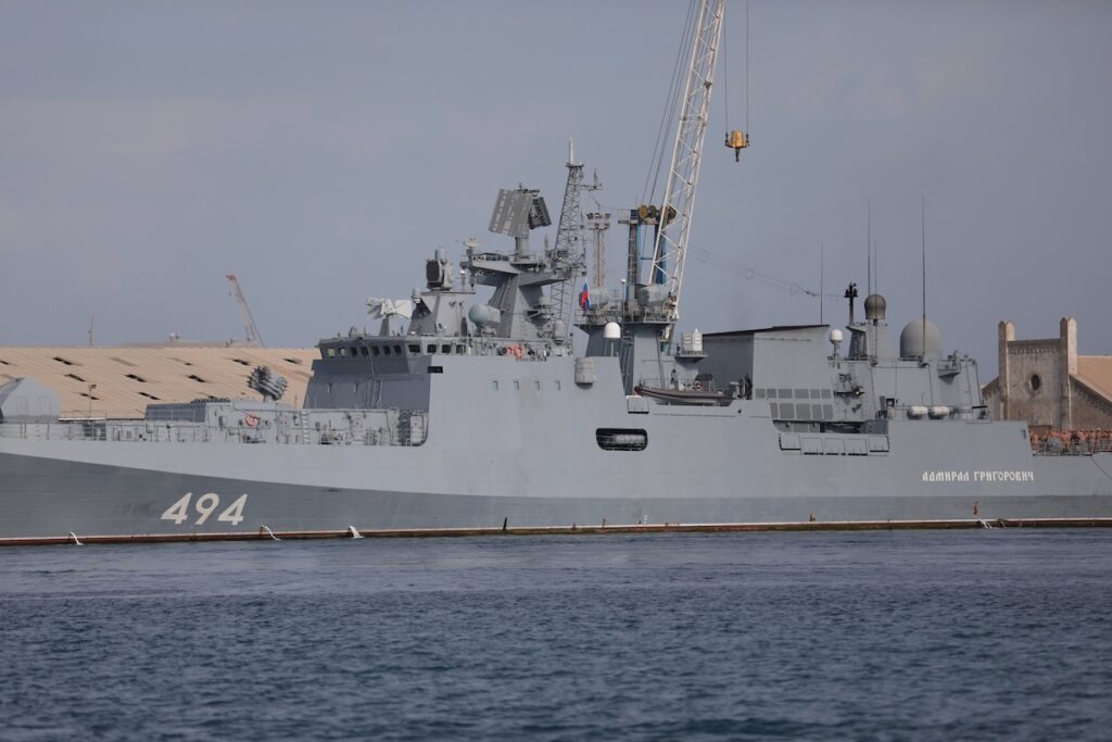 Una nave militare russa spara colpi di avvertimento nella Manica per evitare collisione con uno yacht britannico