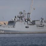 Una nave militare russa spara colpi di avvertimento nella Manica per evitare collisione con uno yacht britannico