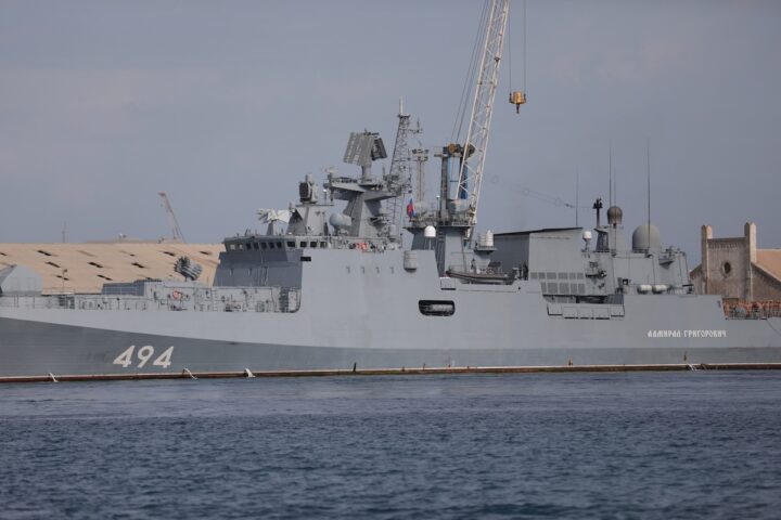 Una nave militare russa spara colpi di avvertimento nella Manica per evitare collisione con uno yacht britannico