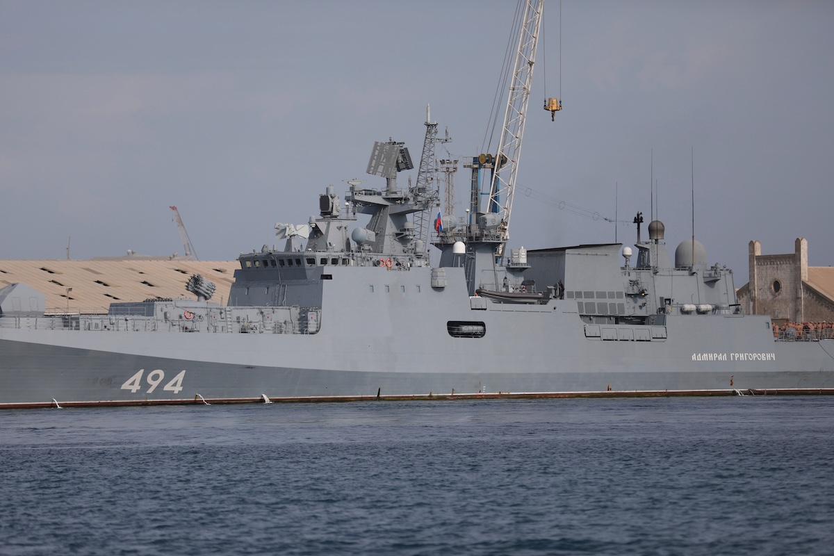 Una nave militare russa spara colpi di avvertimento nella Manica per evitare collisione con uno yacht britannico