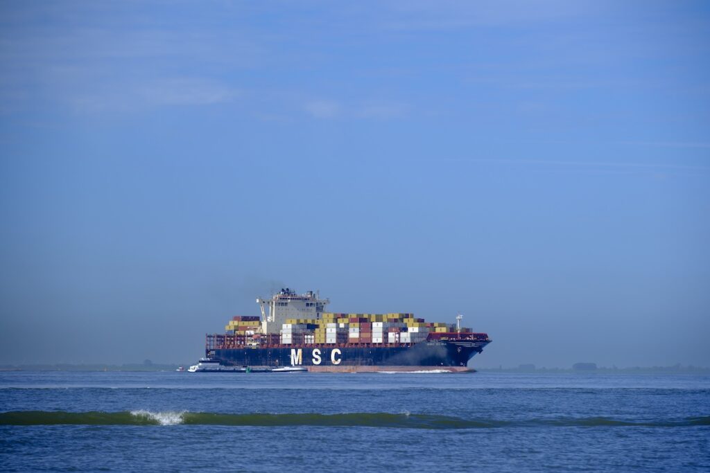 Una nave portacontainer di Msc colpita da attacco iraniano nel porto di Umm Qasr