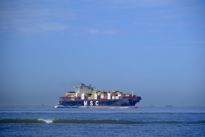 Una nave portacontainer di Msc colpita da attacco iraniano nel porto di Umm Qasr