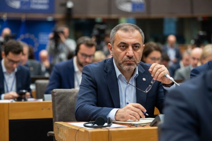 Bruxelles esamina la posizione del giornalista Fuad Safarov per eventuali sanzioni Ue