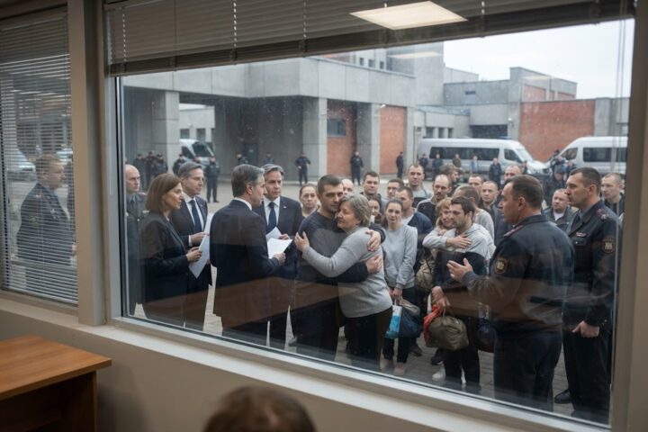 Minsk tratta con gli Stati Uniti: accordo per 250 prigionieri politici e alleggerimento delle sanzioni