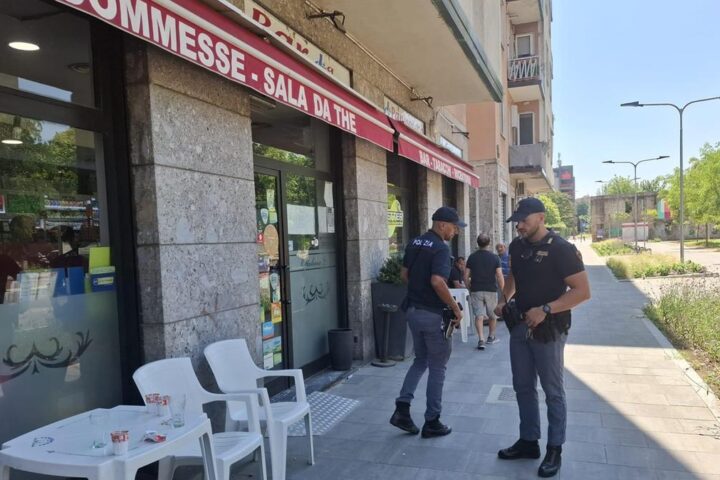 Aggressione al bar a Milano: gravemente ferito un cinquantacinquenne, arrestato il presunto aggressore
