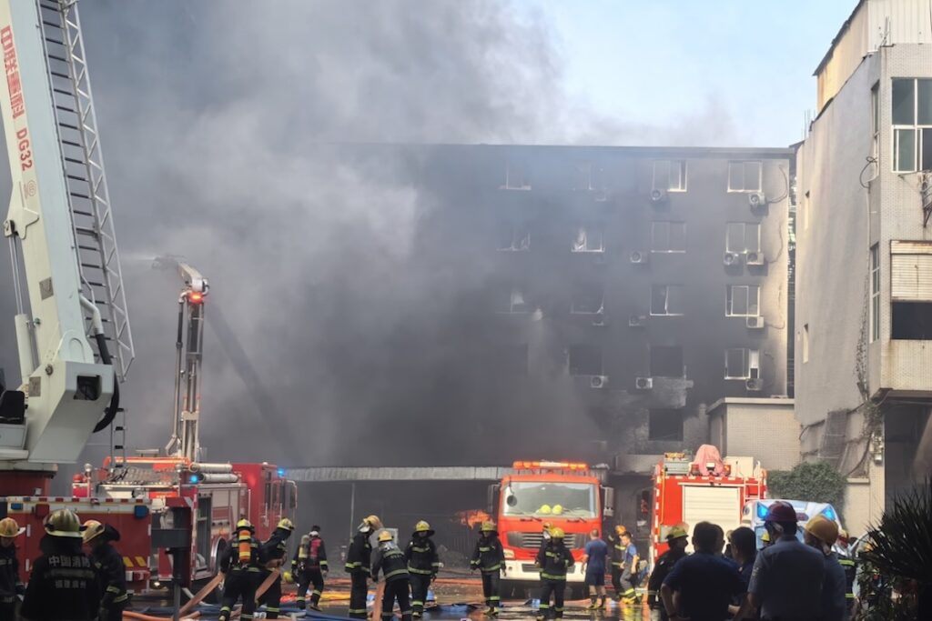 Almeno 28 persone morte in incendio in una fabbrica di scarpe a Jinjiang, Cina