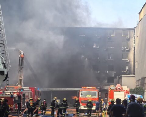 Almeno 28 persone morte in incendio in una fabbrica di scarpe a Jinjiang, Cina