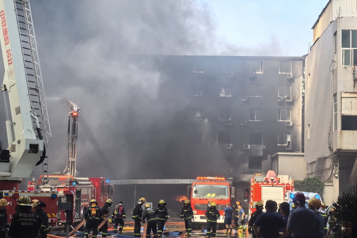 Almeno 28 persone morte in incendio in una fabbrica di scarpe a Jinjiang, Cina