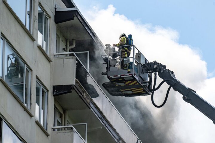Almeno sei morti nell'incendio di un condominio ad Anversa, Belgio
