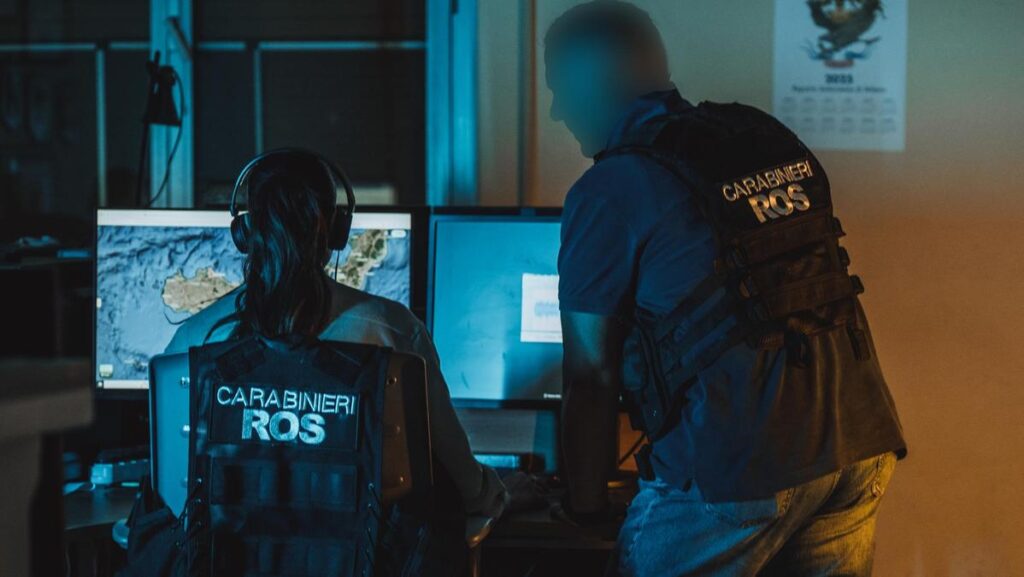 Arrestati due ex agenti italiani per spionaggio a favore della Russia, indagati anche quattro militari