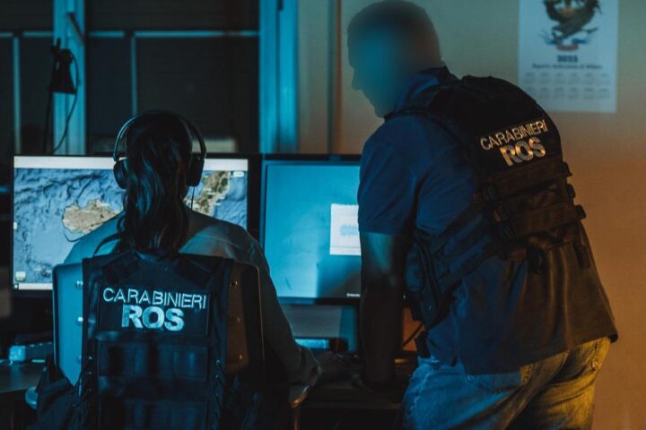 Arrestati due ex agenti italiani per spionaggio a favore della Russia, indagati anche quattro militari