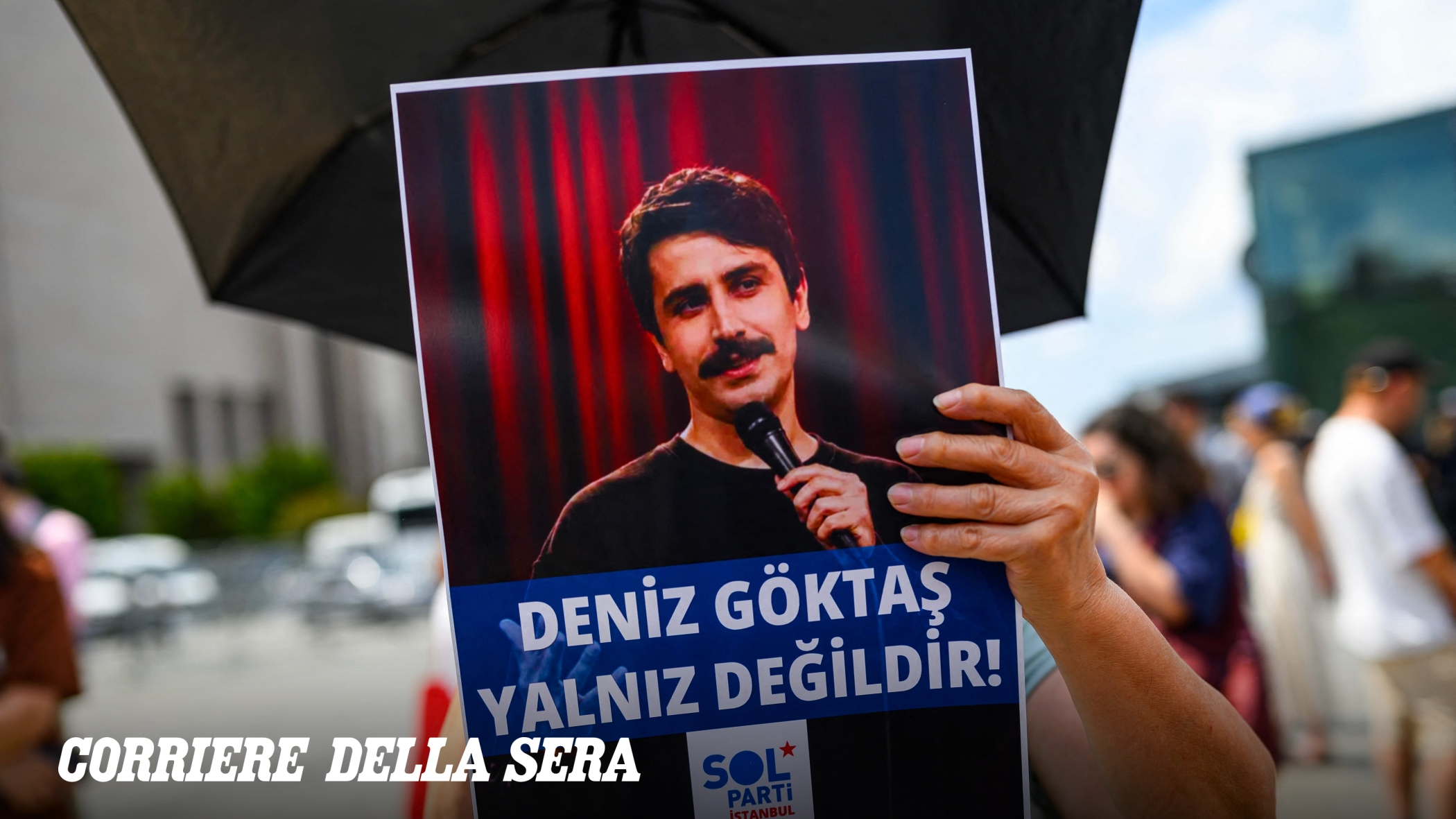 Arrestato il comico Deniz Göktas per insulti a Erdogan in Turchia
