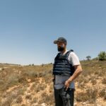 Attacco dei coloni israeliani contro giornalisti a Sinjil durante una commemorazione