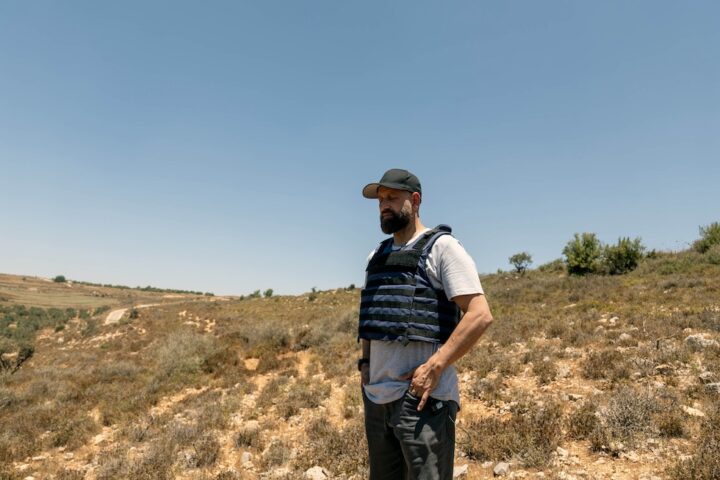 Attacco dei coloni israeliani contro giornalisti a Sinjil durante una commemorazione