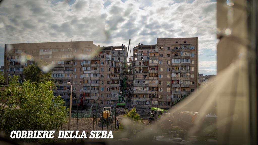 Attacco missilistico russo su Kiev: il sindaco avverte i residenti di rimanere nei rifugi