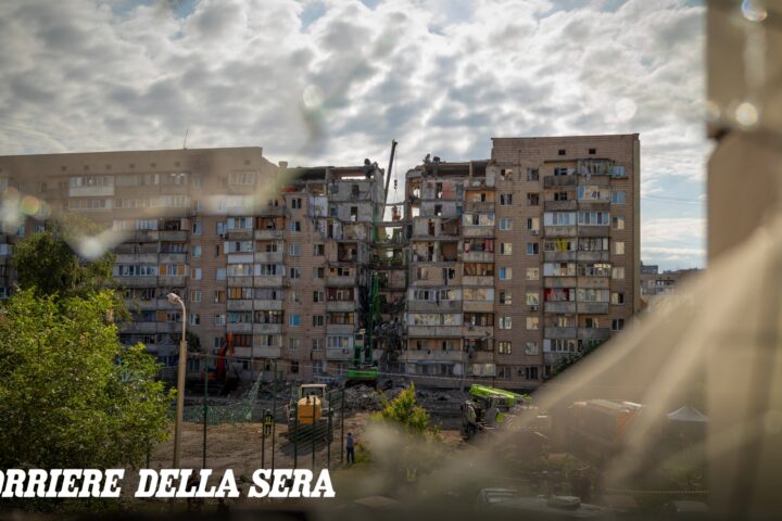 Attacco missilistico russo su Kiev: il sindaco avverte i residenti di rimanere nei rifugi