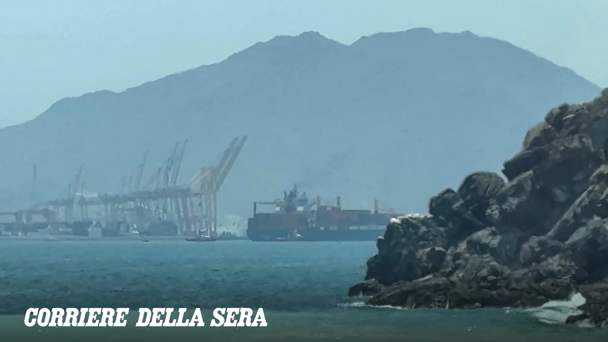 Battaglia su Hormuz, l'Iran chiude lo Stretto mentre Trump smentisce le sue affermazioni