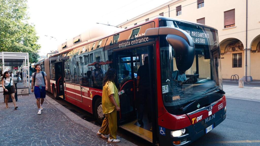 Bologna, polemica sui bus gratuiti per i migranti: Fratelli d’Italia lancia una petizione contro la proposta