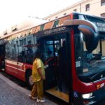Bologna, polemica sui bus gratuiti per i migranti: Fratelli d’Italia lancia una petizione contro la proposta