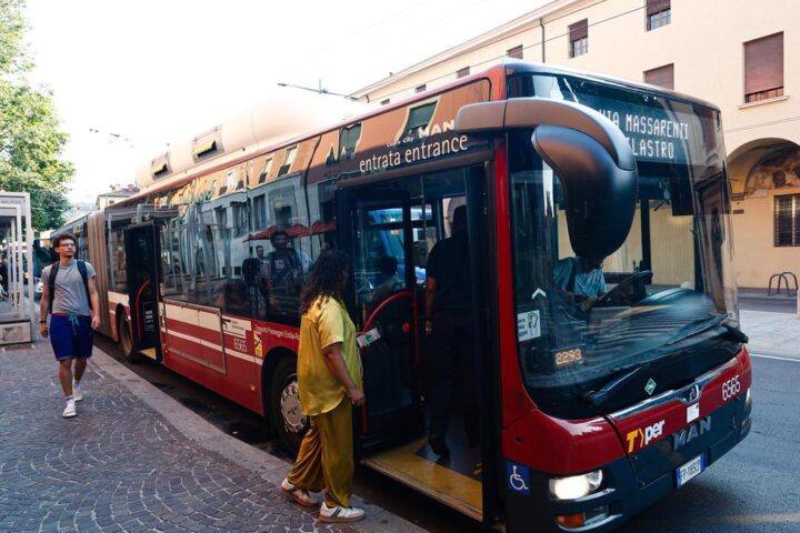 Bologna, polemica sui bus gratuiti per i migranti: Fratelli d’Italia lancia una petizione contro la proposta