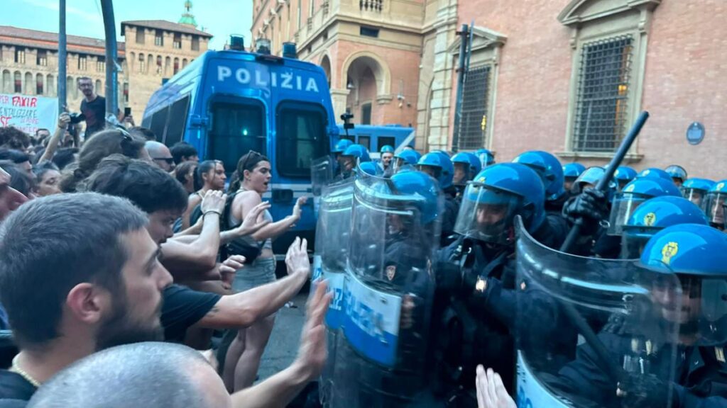 Bologna, scontri dopo la morte di Abderahhim Fakir: migliaia in piazza per la giustizia