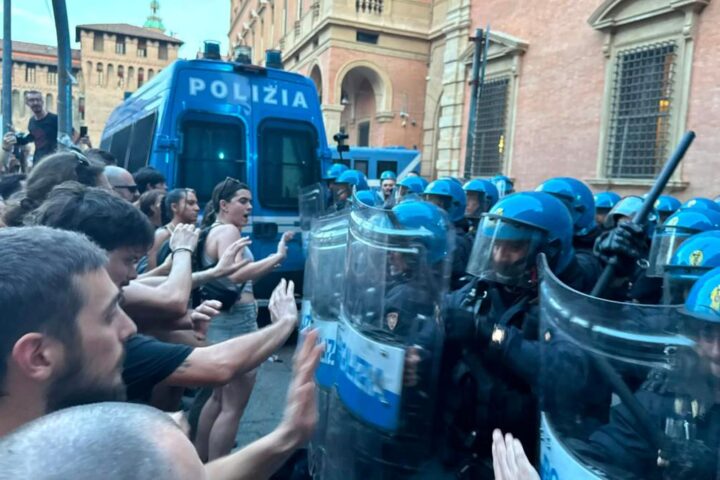 Bologna, scontri dopo la morte di Abderahhim Fakir: migliaia in piazza per la giustizia