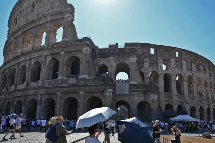 Caldo record in Italia: sette città con bollino rosso e attese tempeste al Nord