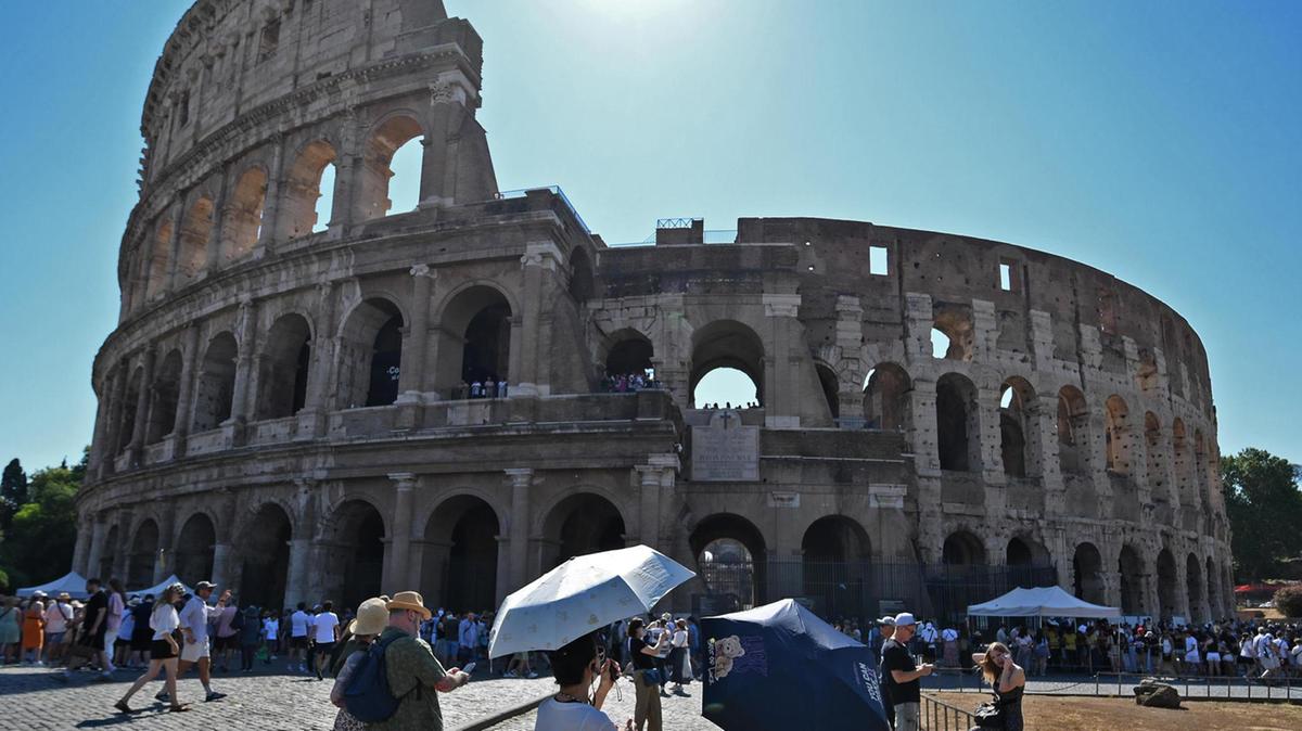 Caldo record in Italia: sette città con bollino rosso e attese tempeste al Nord