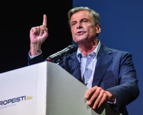 Calenda prevede cinque poli nelle prossime elezioni, un cambio significativo nel panorama politico italiano