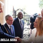 Cambio al Buckingham Palace: Sir Clive Alderton lascia nel 2027, riassumendo il suo ruolo storico al fianco di re Carlo