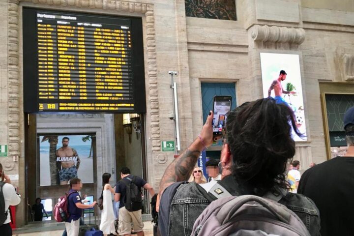Caos a Milano per guasti e cancellazioni nei treni regionali, passeggeri infuriati