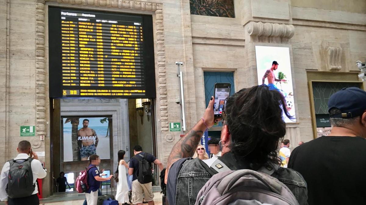 Caos a Milano per guasti e cancellazioni nei treni regionali, passeggeri infuriati