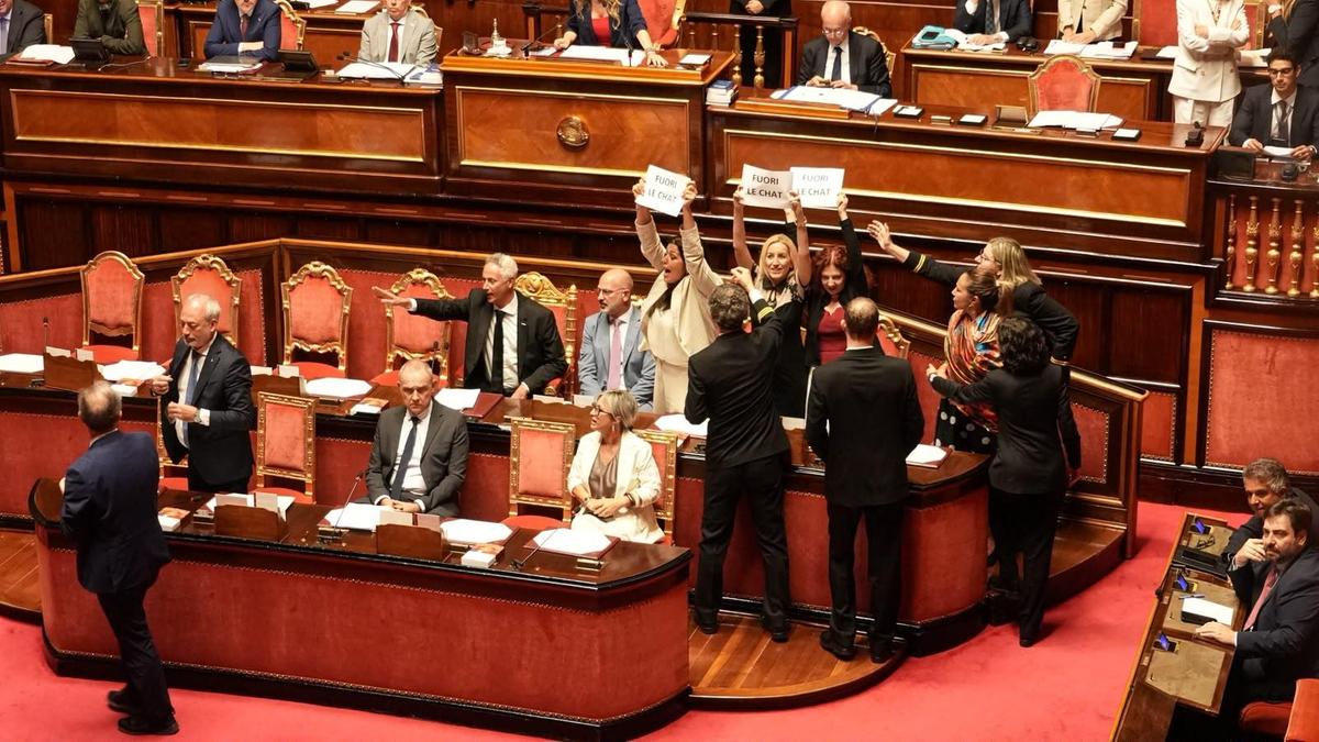 Caso Delmastro-Caroccia: diniego alle chat provoca protesta del M5s in Senato