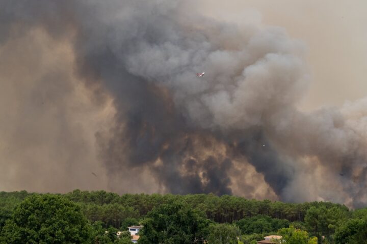 Circa 20mila evacuati per incendio vicino a Bordeaux, intervento di 700 pompieri