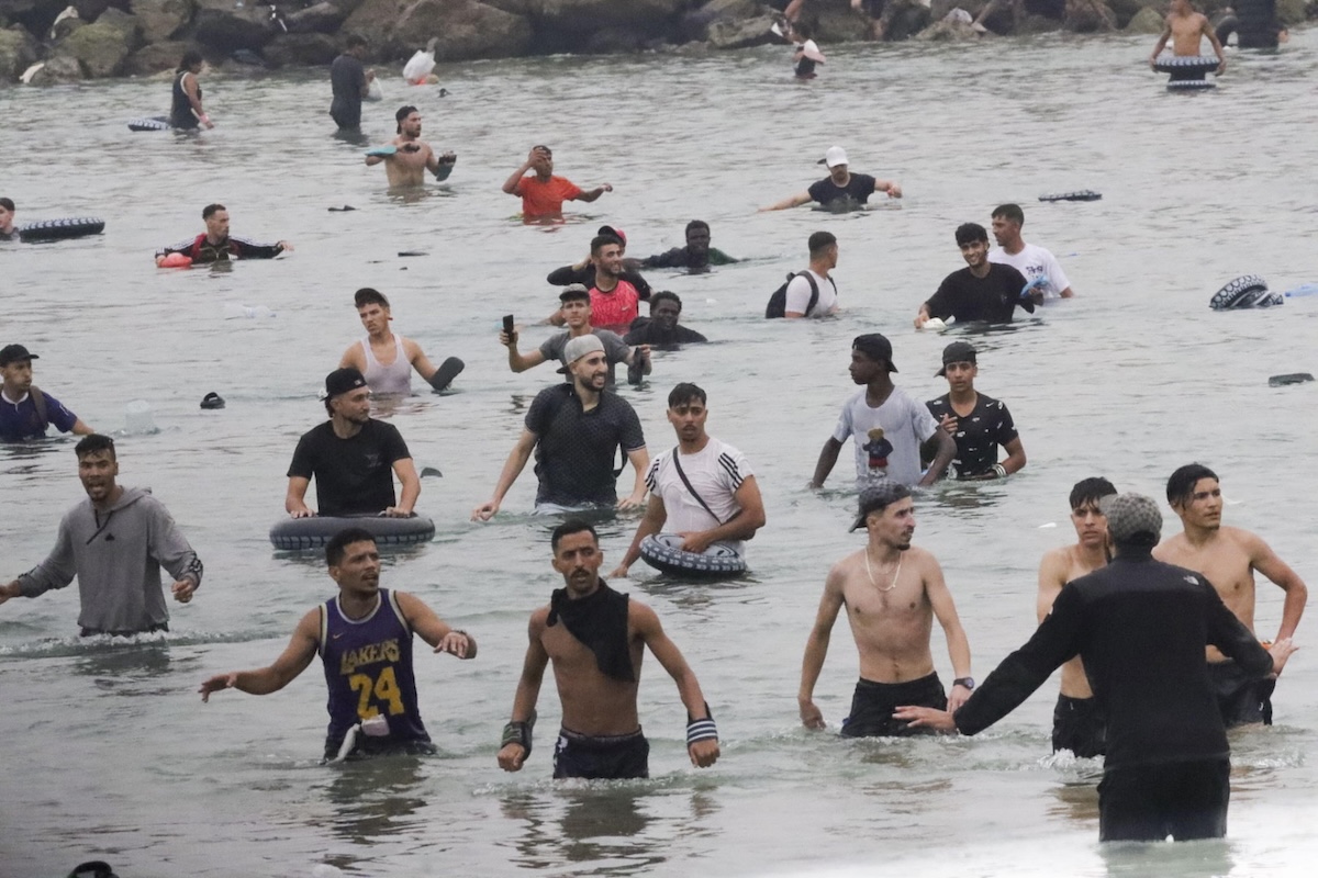 Circa 49mila migranti sono entrati a Ceuta dal Marocco in 24 ore, aumenta la tensione al confine