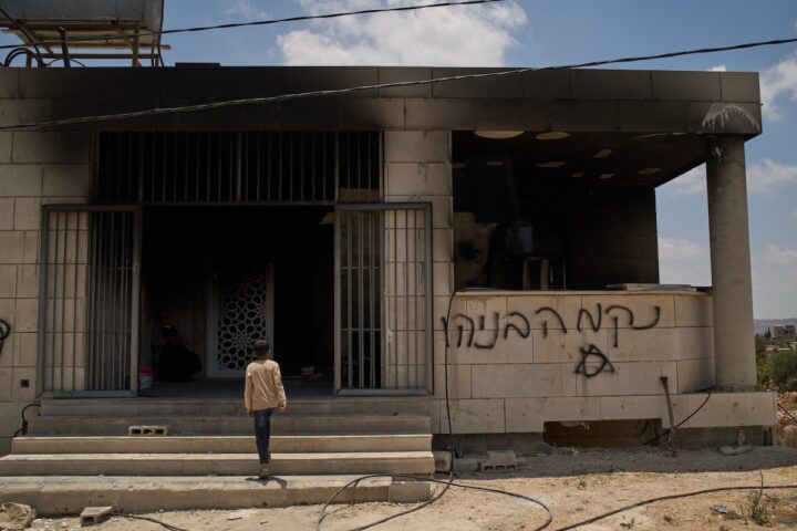 Coloni israeliani incendiano due moschee in Cisgiordania dopo tafferugli letali