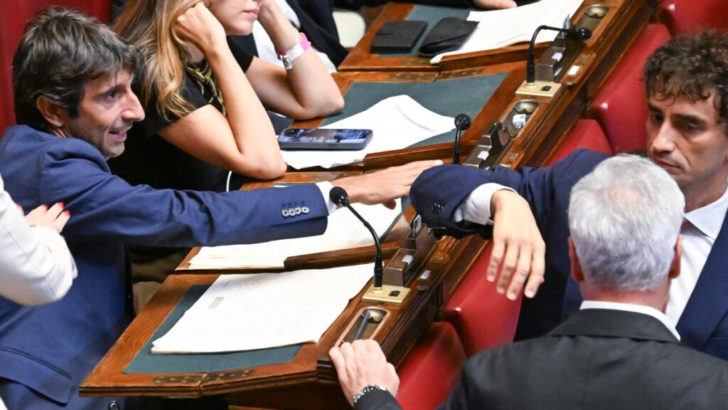 Crisi nel centrodestra: Meloni respinge le tensioni e punta a proseguire sul voto finale della legge elettorale