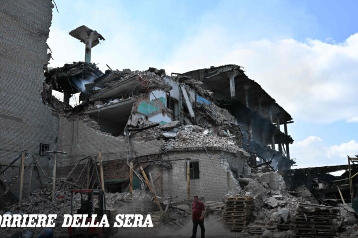 Droni ucraini colpiscono centri logistici russi: 7 morti e 24 feriti, Zelensky rivendica successo