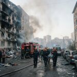 La Russia sferra il più massiccio attacco balistico su Kiev dall’inizio della guerra: un morto e ingenti danni