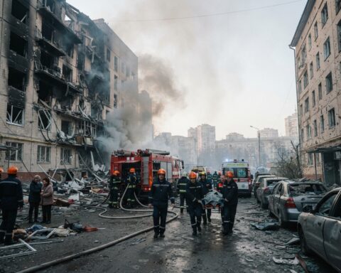 La Russia sferra il più massiccio attacco balistico su Kiev dall’inizio della guerra: un morto e ingenti danni